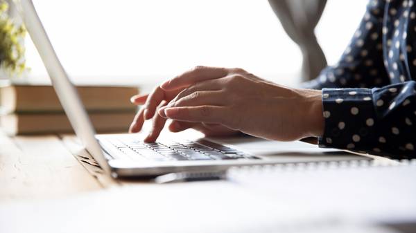 Un profesor crea nuevos contenidos de aprendizaje en Aprendo desde su laptop.