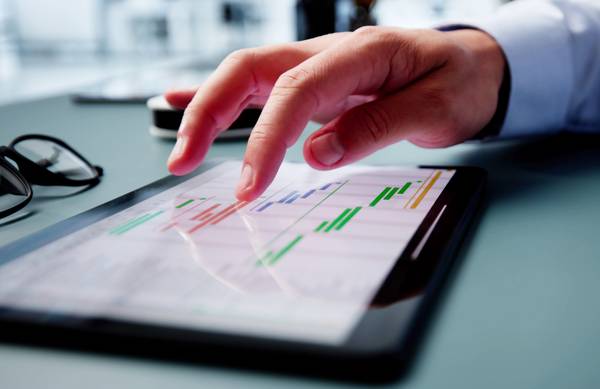 Ein Schüler nutzt das automatische Leistungs-Tracking in Aprendo am Laptop.